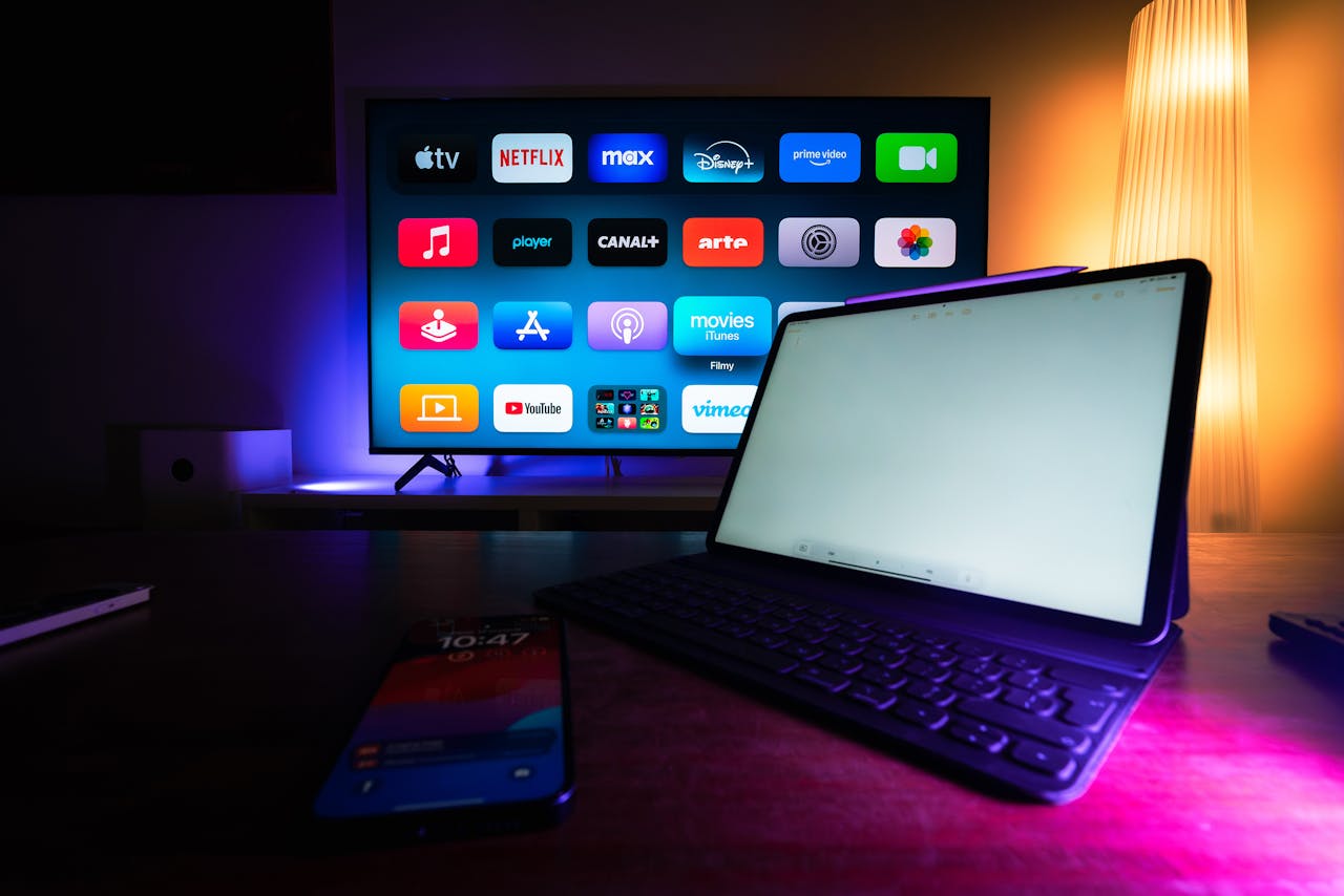 Abonnement IPTV Europe : comment bien choisir ? A modern home setup with a smart TV and tablet displaying various streaming apps, highlighting the digital lifestyle.